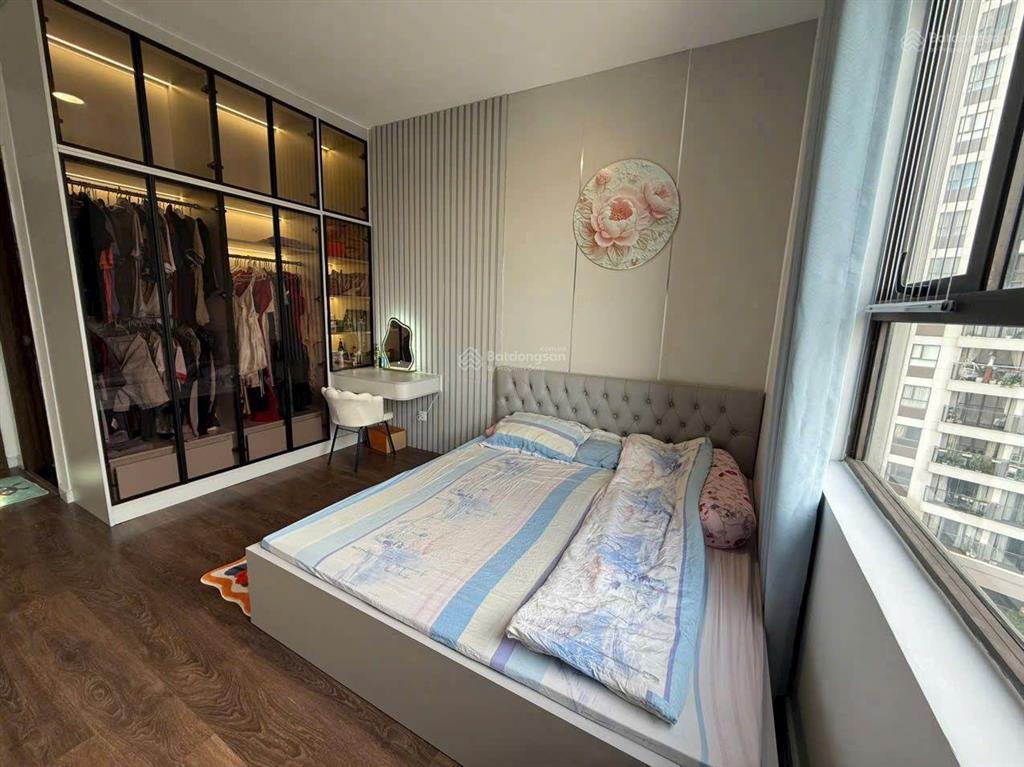 Chính chủ gửi bán căn hộ 3pn2wc 100m2 tặng full nội thất cao cấp , hướng đông nam,view landmark 81