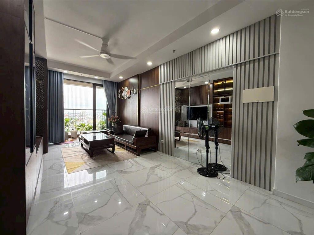 Chính chủ gửi bán căn hộ 3pn2wc 100m2 tặng full nội thất cao cấp , hướng đông nam,view landmark 81