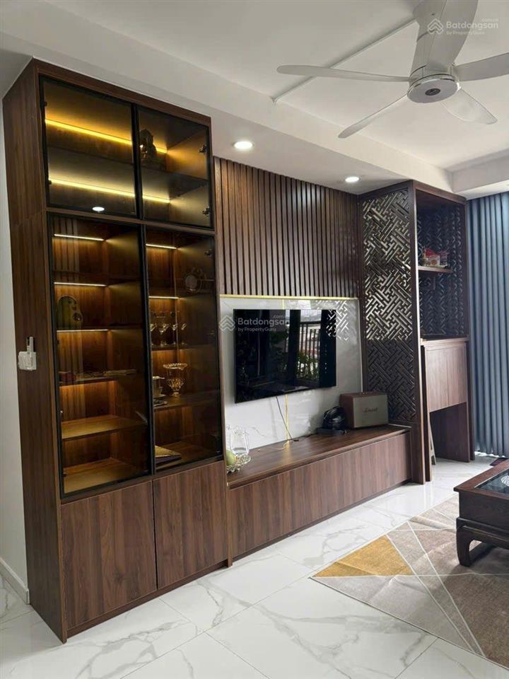 Chủ gấp!! bán căn 74m2, tặng full nội thất đẹp  sổ hồng riêng sẵn, view landmark 81, nhà ở ngay !!