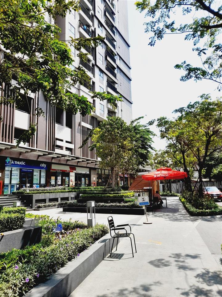 Chủ gấp!! bán căn 74m2, tặng full nội thất đẹp  sổ hồng riêng sẵn, view landmark 81, nhà ở ngay !!