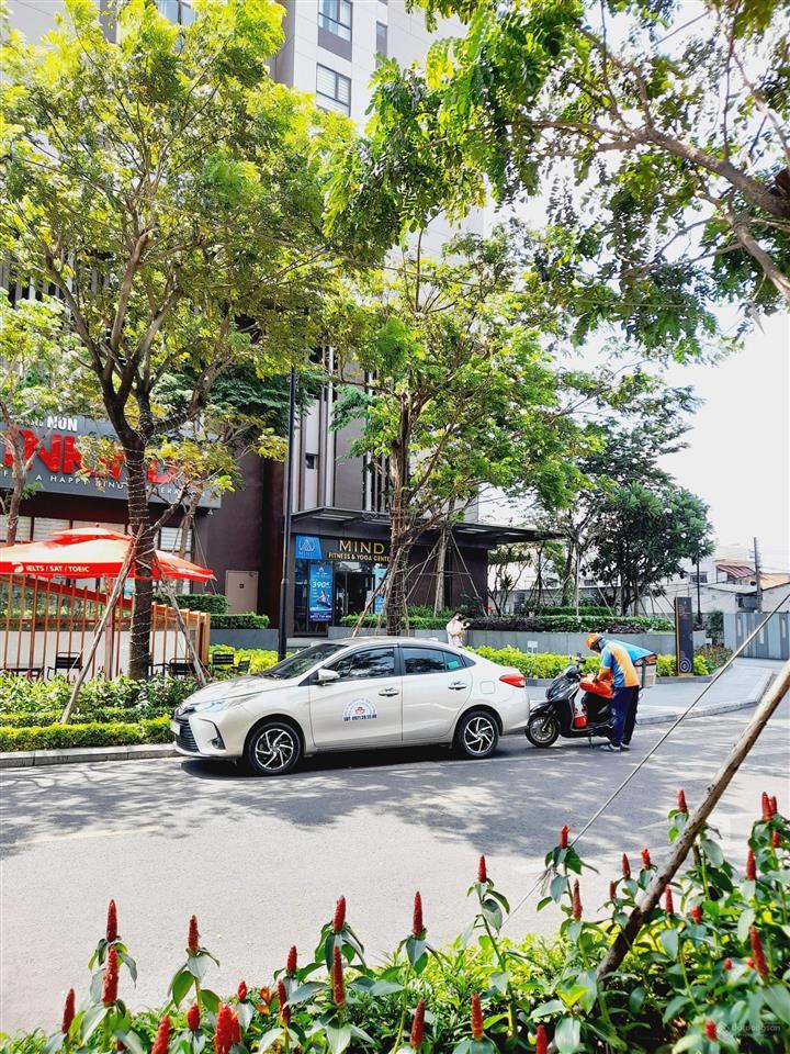 Chủ gấp!! bán căn 74m2, tặng full nội thất đẹp  sổ hồng riêng sẵn, view landmark 81, nhà ở ngay !!