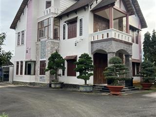 Cho thuê nhà ở biệt thự và đất trống để kinh doanh, diện tích toàn khu 4800m2