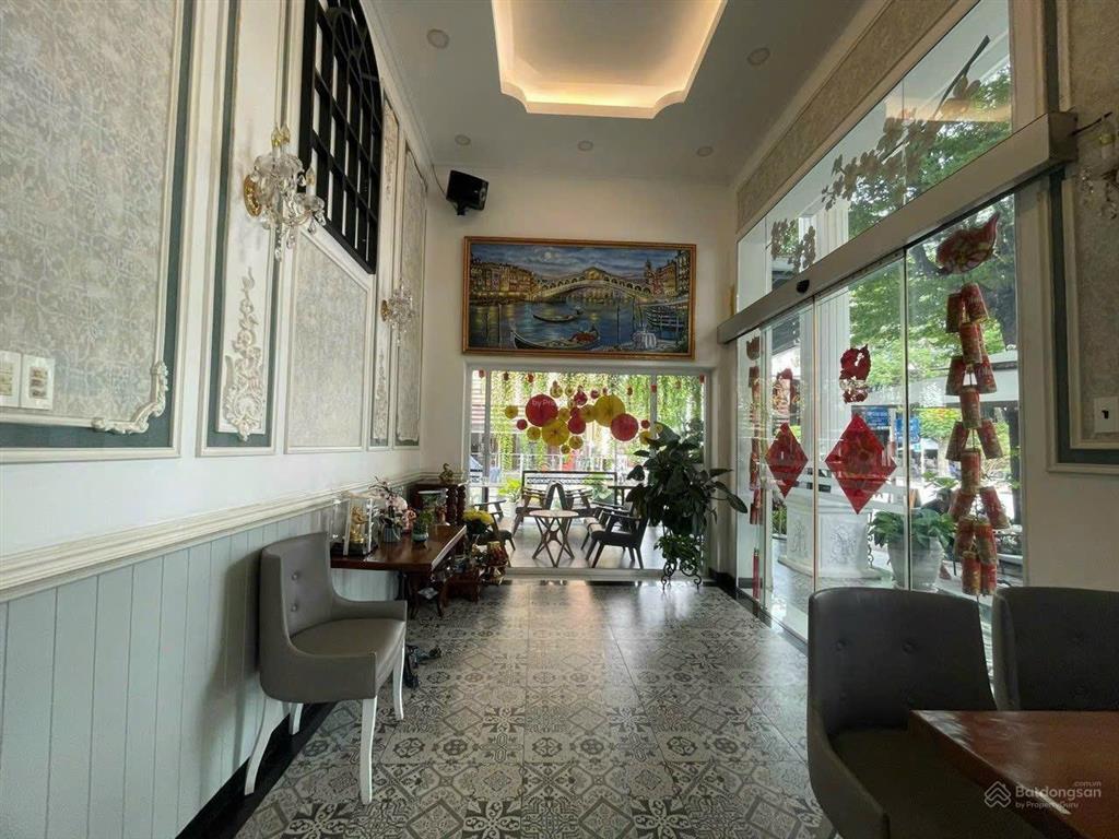 Cho thuê căn góc 2 mặt tiền đường bùi bằng đoàn  phú mỹ hưng