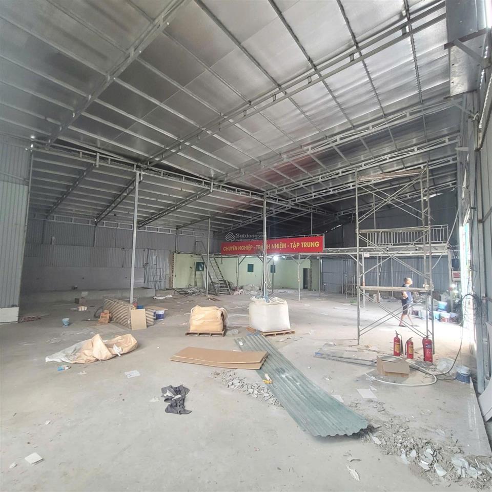 Kho 400m2 giá 15tr xe 2.5 vào xã gia lâm hà nội