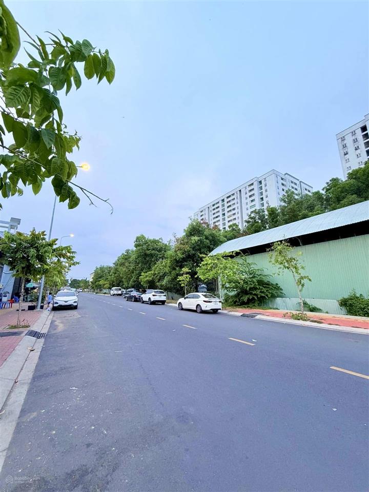 Cách mt phạm đức sơn q8 30m  ngay trường nguyễn thị định  hẻm xe hơi  3tầng  chỉ 5đ15