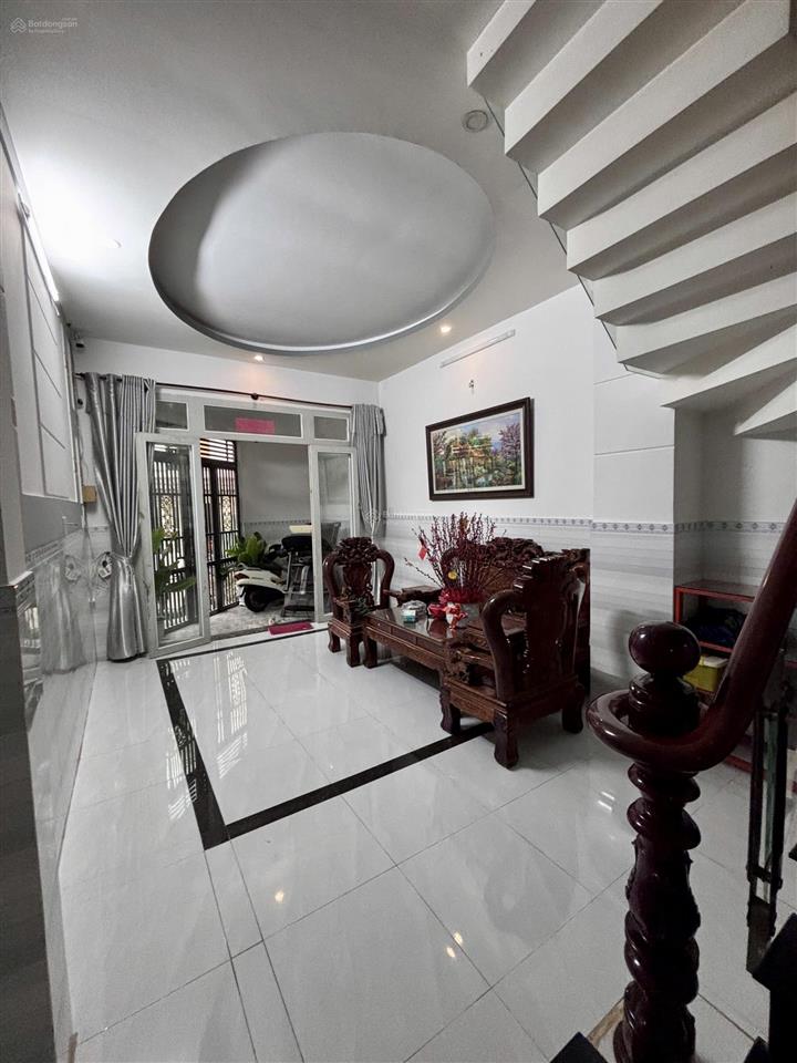 Cho thuê nhà căn góc 2 mặt tiền rộng thoáng 3pn, 3wc, 56m2, 3 tầng, ngay chợ vạn nguyên q8