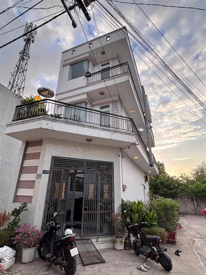 Cho thuê nhà căn góc 2 mặt tiền rộng thoáng 3pn, 3wc, 56m2, 3 tầng, ngay chợ vạn nguyên q8