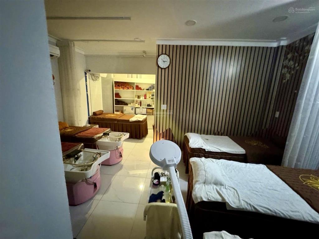 Nhà mặt tiền ba đình vị trí kinh doanh đắc địa  ngang 5,6m nở hậu 8,5m  chỉ hơn 9đ