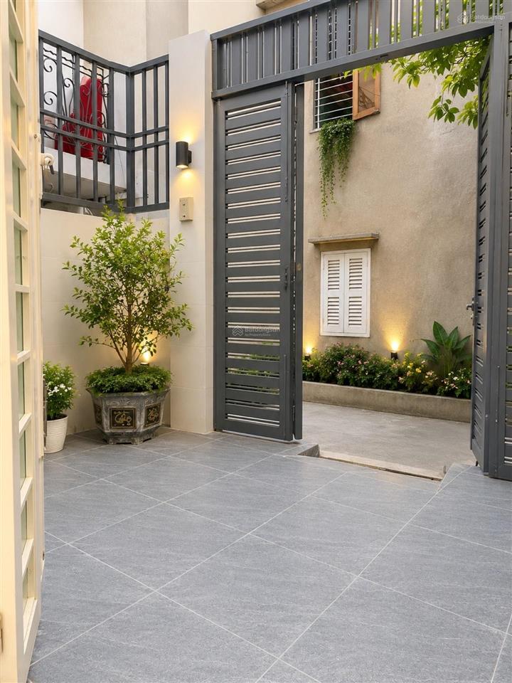 Nhà góc 2 mặt thoáng mới xây 4 tầng ngay cầu chà và q8  ngang 4m x 17m  chỉ hơn 5 tỷ