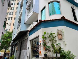 Anh đức làm kinh doanh nên tiêu chí rất rõ ràng  nhà ở trung tâm phải căn góc đường thoáng sổ đẹp
