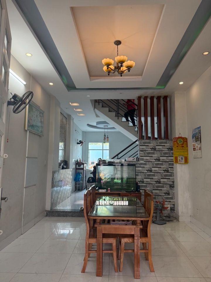 Nhà 4 tần Tỉnh Lộ 10 - 5 phút vê Tên Lửa (đt 69) hẻm xe hơi đỗ pháp lý chuẩn shr 5₫ nhỉnh 