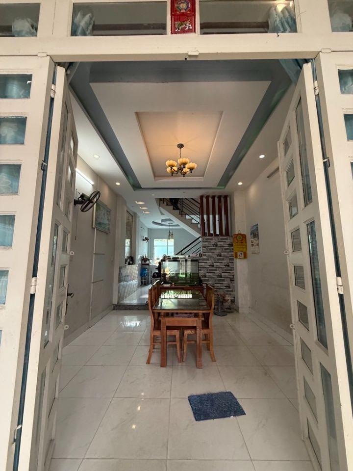 Nhà 4 tần Tỉnh Lộ 10 - 5 phút vê Tên Lửa (đt 69) hẻm xe hơi đỗ pháp lý chuẩn shr 5₫ nhỉnh 