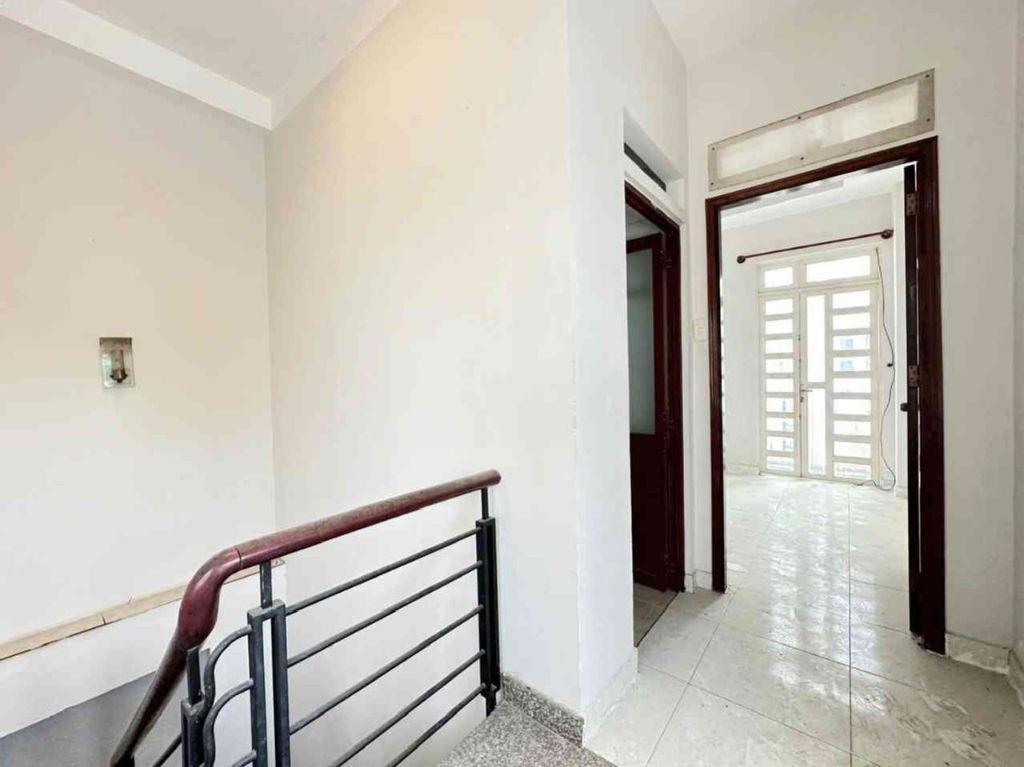 Nhà 3 tần Hương lộ 2- Lê Văn Qươi (4x11) hẻm xe hơi thông pháp lý chuẩn shr 5d nhỉnh 