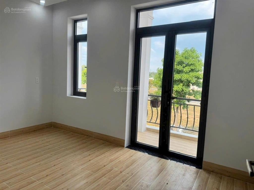 Bán nhà 1 trệt 1 lầu 1 sân thượng mới xây, sổ riêng tại tân uyên bình dương