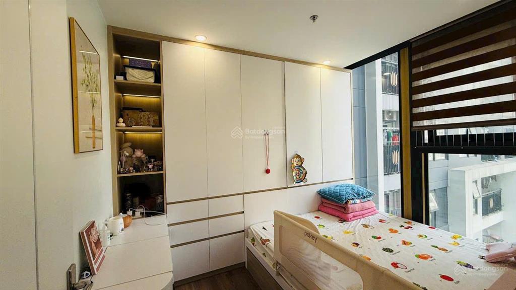 Cần bán căn 2n+ giá 4,8 tỷ , 64m2, tầng 15 the sapphire s301 full nội thất, view đẹp, bc đông nam