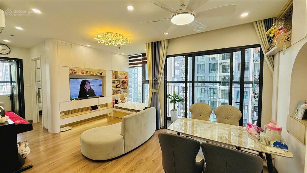Cần bán căn 2n+ giá 4,8 tỷ , 64m2, tầng 15 the sapphire s301 full nội thất, view đẹp, bc đông nam