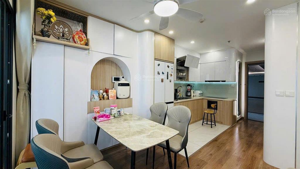 Cần bán căn 2n+ giá 4,8 tỷ , 64m2, tầng 15 the sapphire s301 full nội thất, view đẹp, bc đông nam