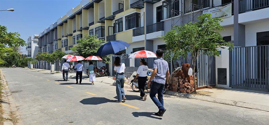 Bán nhà phố hiện đại  kcn phước đông new city  sổ hồng chính chủ