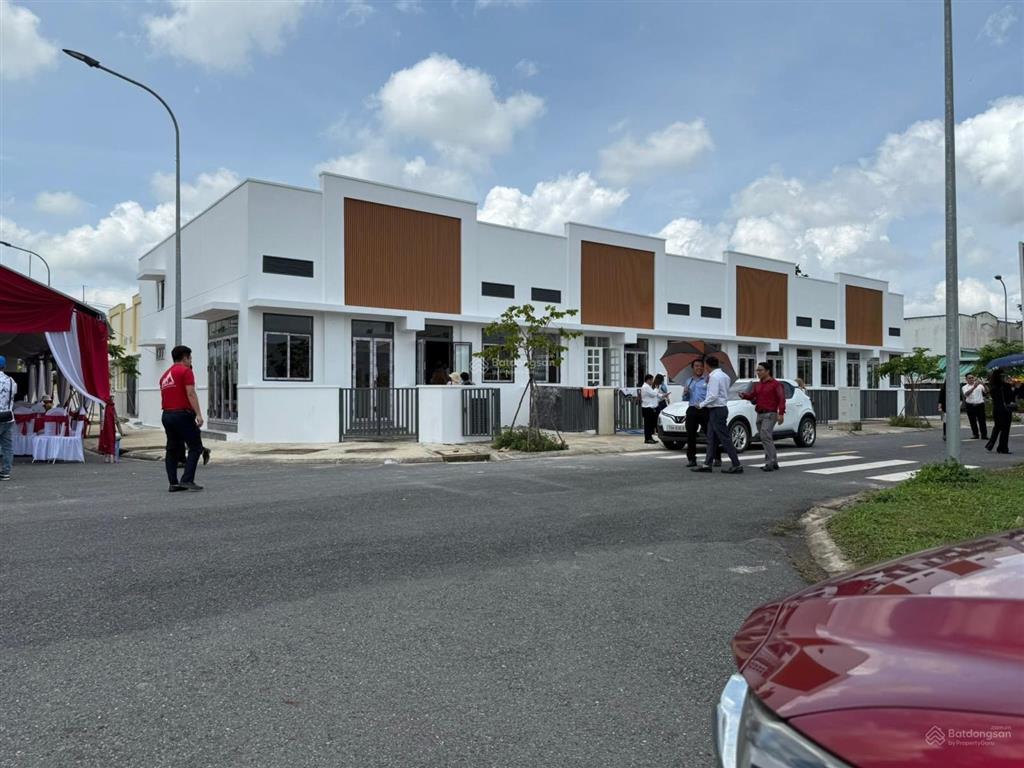 Bán nhà phố hiện đại  kcn phước đông new city  sổ hồng chính chủ