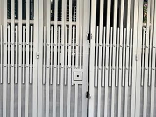 Bán nhà nhỏ xinh, sạch sẽ, đáp ứng mọi nhu cầu đi lại, ăn uống, làm việc và học tập