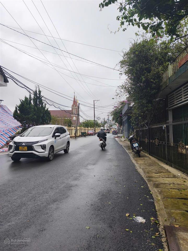 Biệt thự 2 tầng có view đẹp, không triền dóc cách chợ đêm đà lạt 1,5 km, giá 8 tỷ