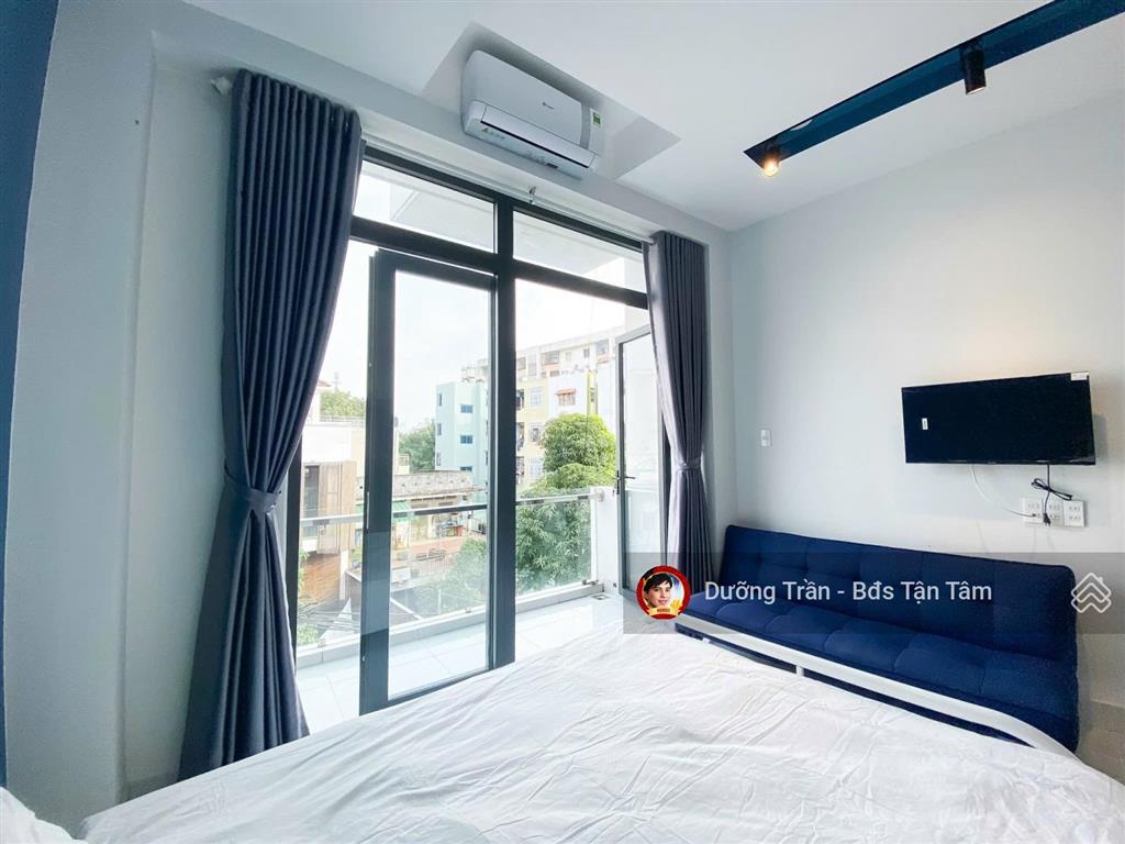 Nhà ngay coopmart phan xích long ban công thang máy khoá vân tay quận phú nhuận