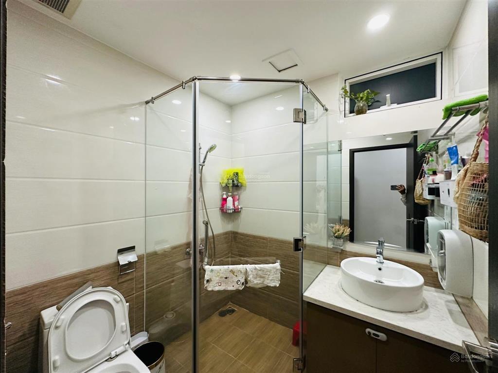 Hạ giá căn góc 73m2  2pn+2wc  full nội thất như hình. cửa nam, view bắc + sẵn hđ thuê linh động