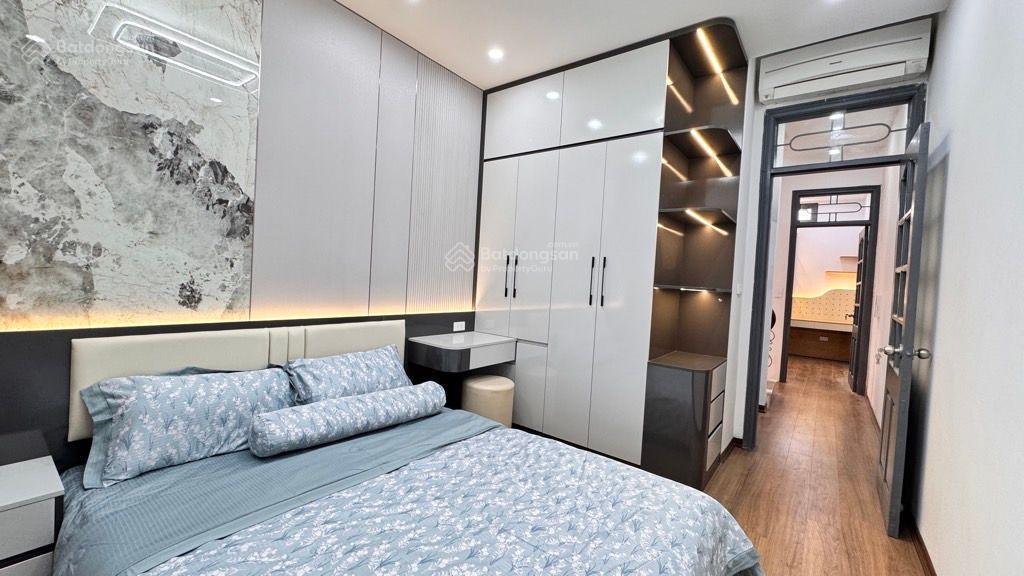 Chỉ 9,3 tỷ có nhà 35m2x5t, 5 ngủ, phố nguyễn công hoan  làng xóm vin giảng võ, tặng full nội thất
