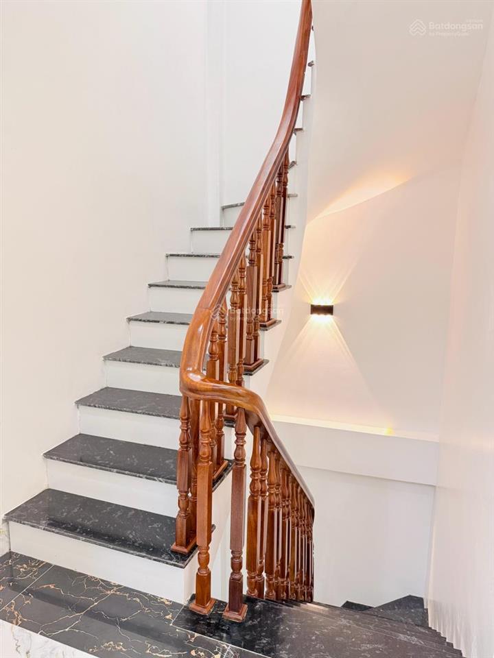 Bán nhà vũ tông phan, 20m ra phố, ngõ 3 gác tránh, dân xây, hai thoáng, có ban công, ko qh