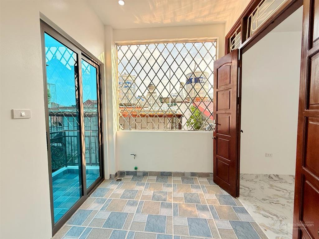 Bán nhà vũ tông phan, 20m ra phố, ngõ 3 gác tránh, dân xây, hai thoáng, có ban công, ko qh