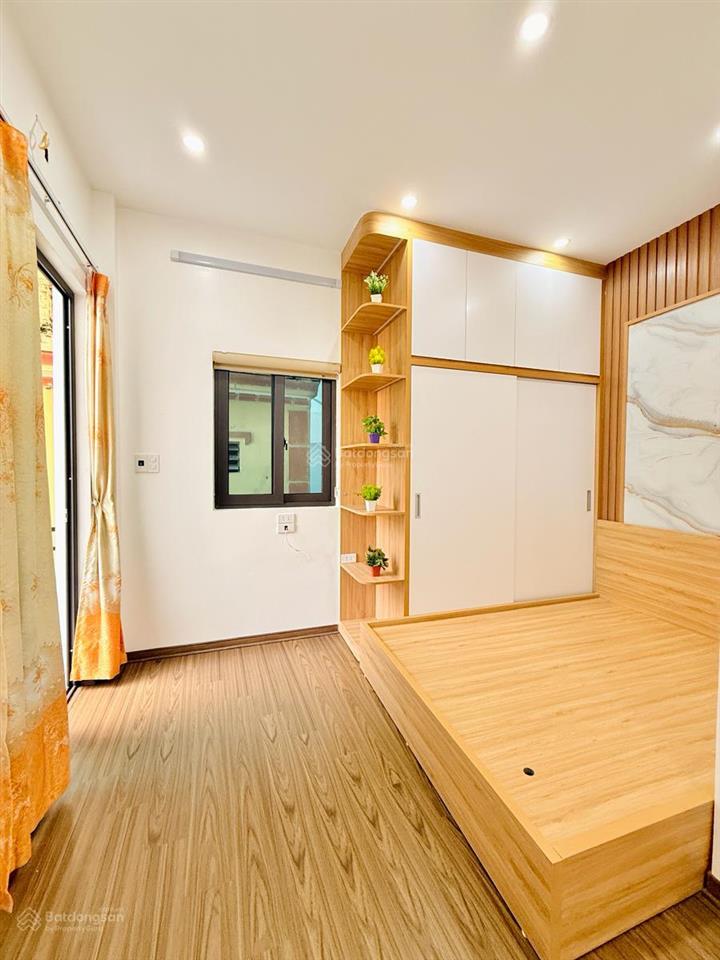 Bán nhà vũ tông phan, 20m ra phố, ngõ 3 gác tránh, dân xây, hai thoáng, có ban công, ko qh