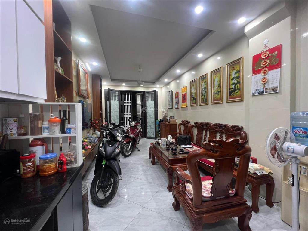 Hiếm có! phố lê trọng tấn, ô tô đỗ cổng ,20m ra phố, sân xe riêng, nhà dân xây kcbt