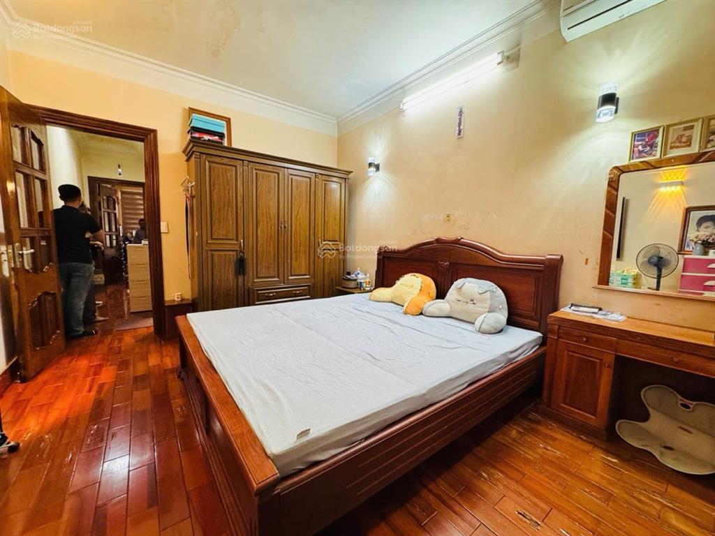 Bán gấp nhà mặt ngõ hoàng văn thái, gần phố, ô tô đỗ cổng, dân xây, hai thoáng, ko qh