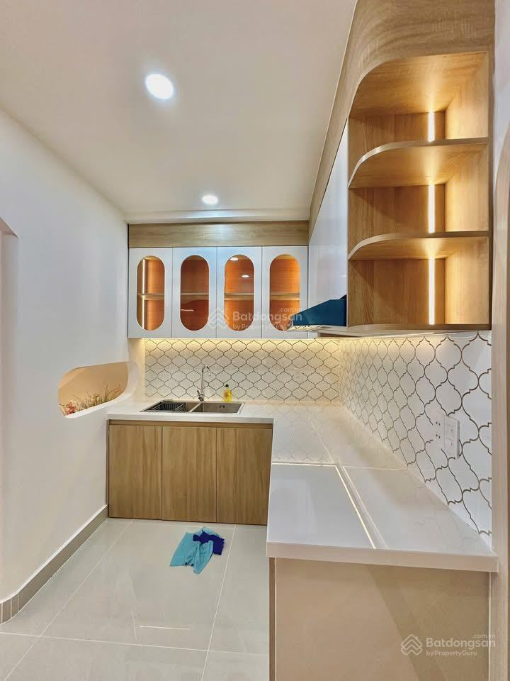 Cần tiền cho con đi du học cần bán gấp nhà mặt phố 5 tầng 4pn hẻm ô tô thông