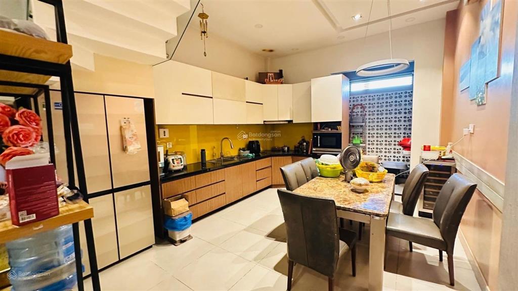 Hiếm  cạnh vincom võ văn ngân  thủ đức. 4 tầng 80m2, hxh 6m  7,x tỷ