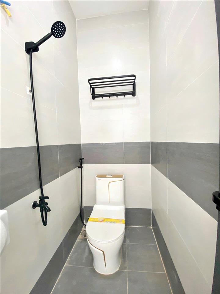 Cho thuê nguyên căn 1 trệt, 1 lầu ban công, 2wc, sát quận 4, ngay trung tâm quận 7