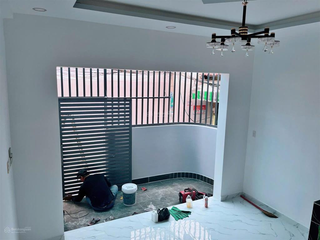 Cho thuê nguyên căn 1 trệt, 1 lầu ban công, 2wc, sát quận 4, ngay trung tâm quận 7