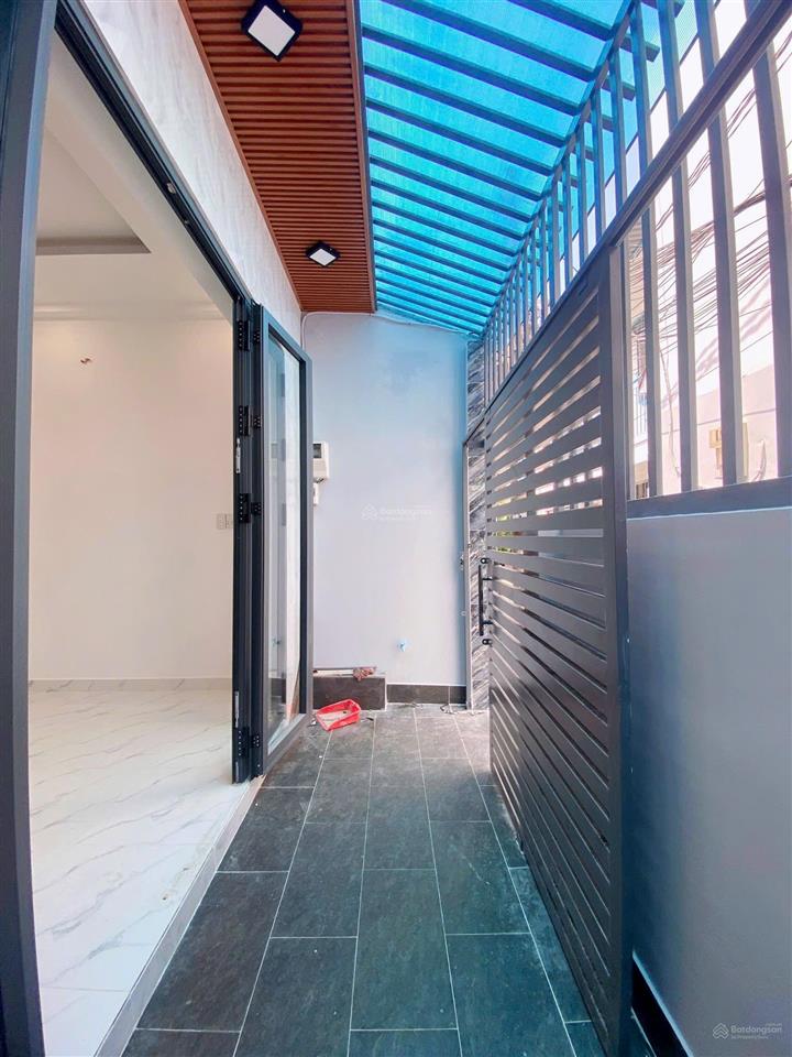 Cho thuê nguyên căn 1 trệt, 1 lầu ban công, 2wc, sát quận 4, ngay trung tâm quận 7