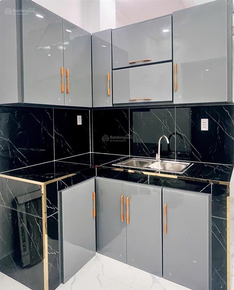 Cho thuê nguyên căn 1 trệt, 1 lầu ban công, 2wc, sát quận 4, ngay trung tâm quận 7