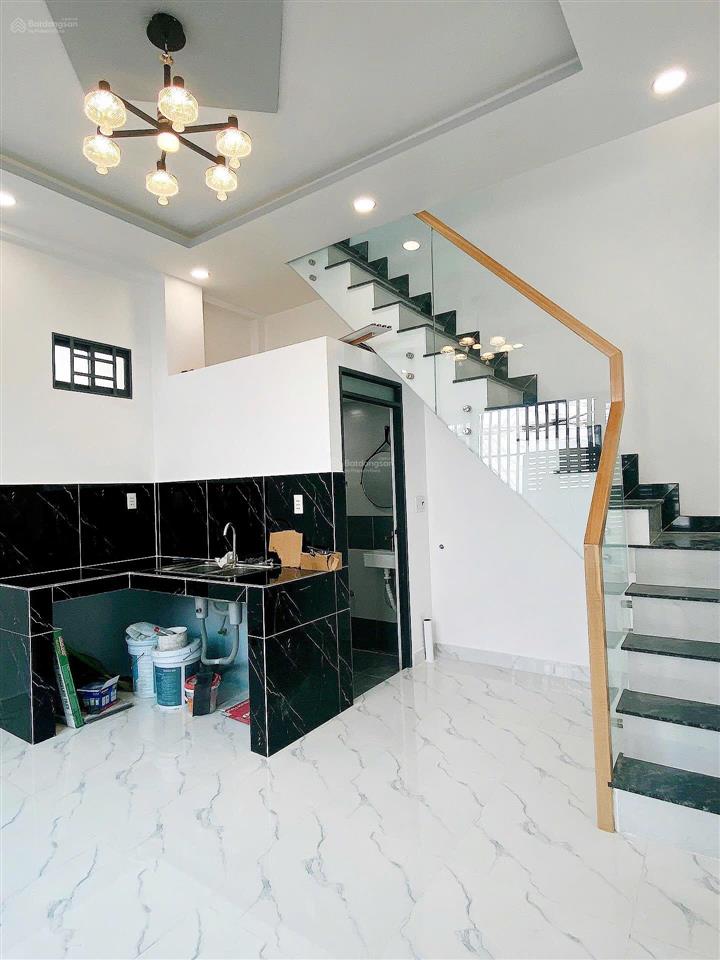Cho thuê nguyên căn 1 trệt, 1 lầu ban công, 2wc, sát quận 4, ngay trung tâm quận 7