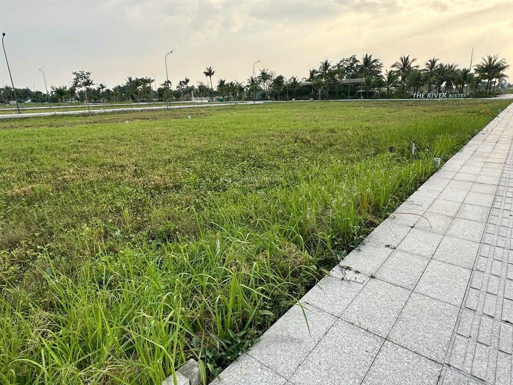 Cần tiền bán gấp lô đất tại xã thủ thừa giá chỉ 923triệu / sổ hồng riêng / full thổ cư