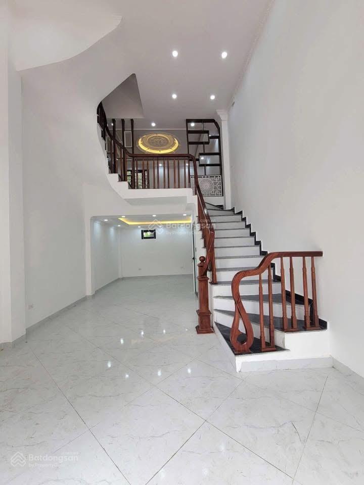 4,5 tỷ sở hữu nhà 4 tầng chân cầu tự khoát 40m2 hiếm có khó tìm