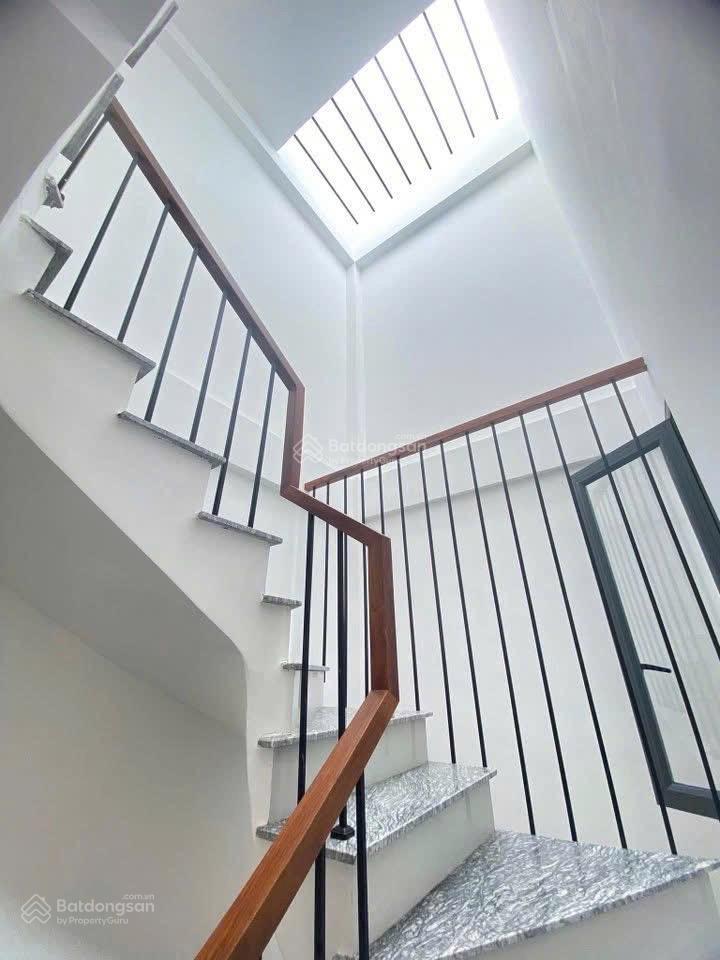 Cần bán gấp cho anh trai chuyển công việc. nhà tại ngọc hồi 10mét ra ql1a 5,2tỉ ạ