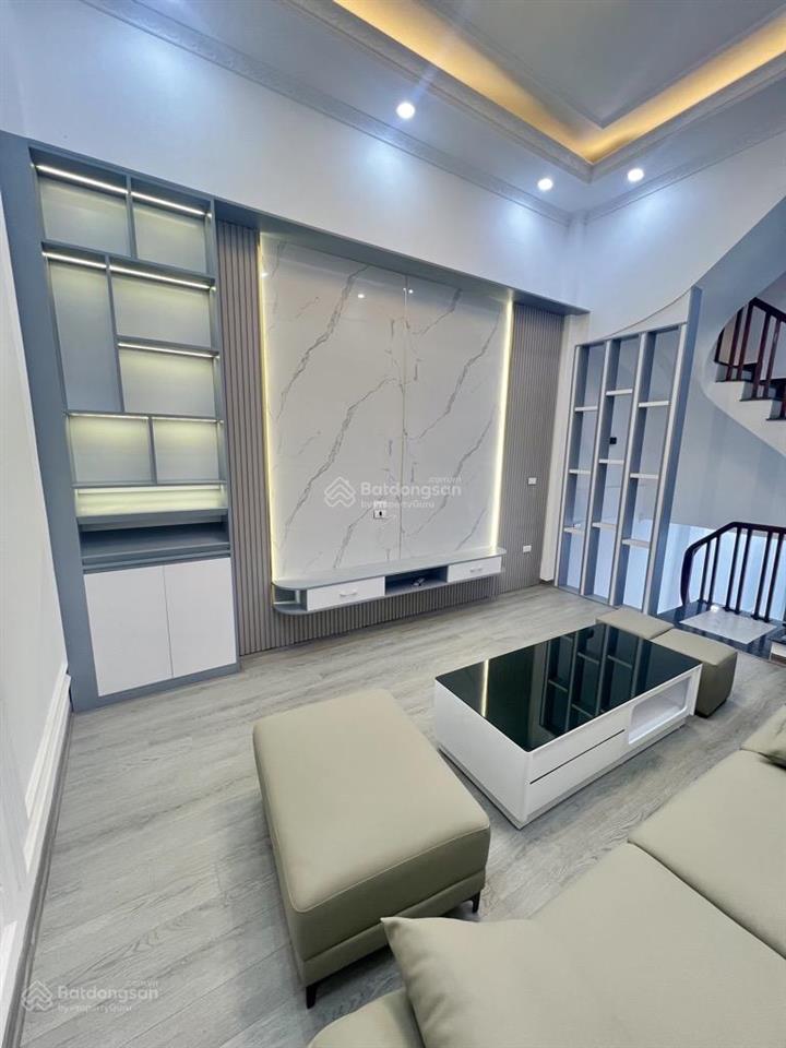 Chính chủ gửi bán. nhà 50m2 có gác lửng đẹp như hình. nhà full nội thất