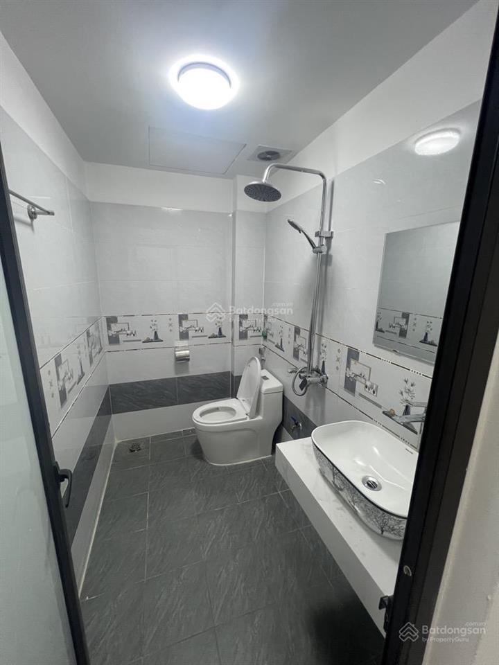 Chính chủ gửi bán. nhà 50m2 có gác lửng đẹp như hình. nhà full nội thất