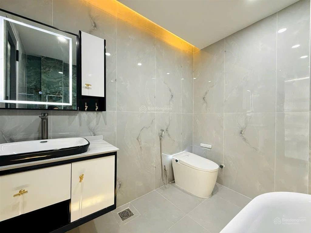 Chính chủ nhờ bán căn nhà mới 60m2 4 tầng. mặt tiền 5m chủ cần bán gấp. cho con đi du học