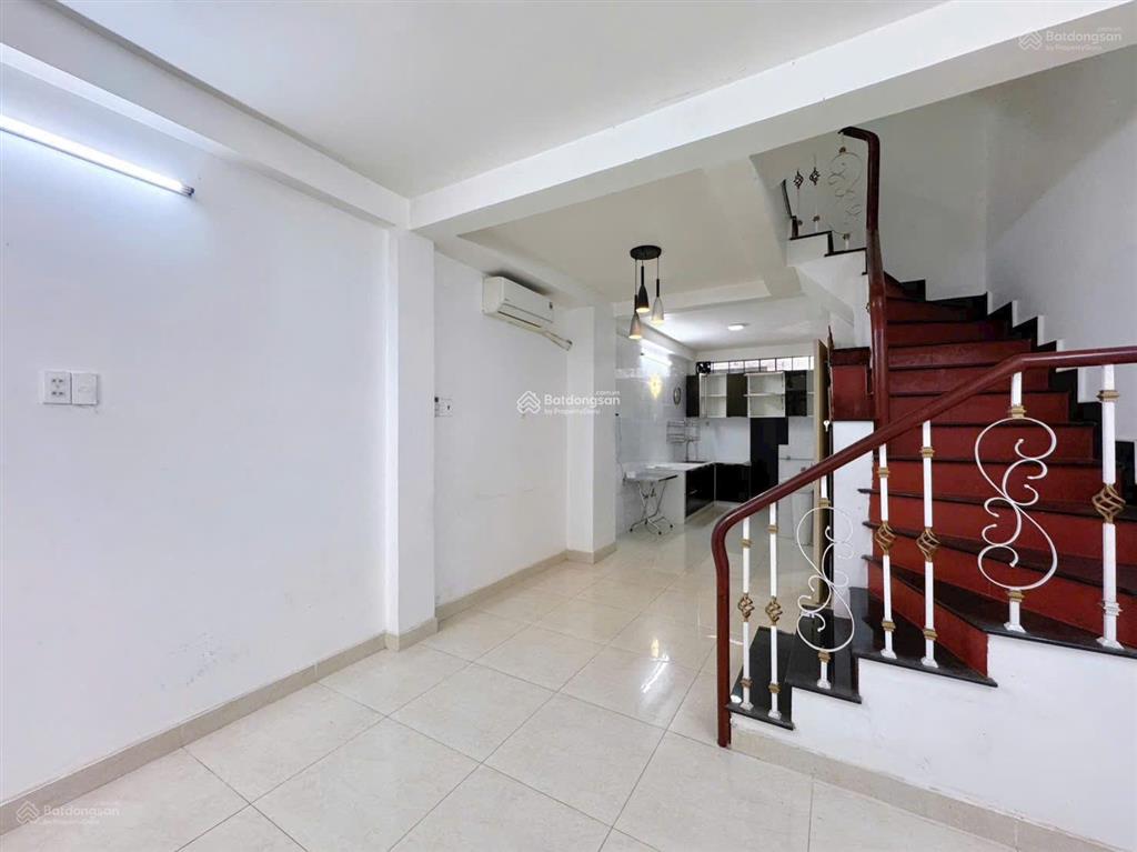 Bán nhà q. phú nhuận, gía chỉ 6.8 tỷ. hxh. dt 48m2. 4.15x11.5. phan đình phùng, ngay cầu kiệu.