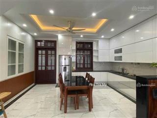 Cho thuê nhà ở nguyên hồng, giá tốt, phân lô ô tô đỗ ửa, rộng rãi, nhà thoáng mát