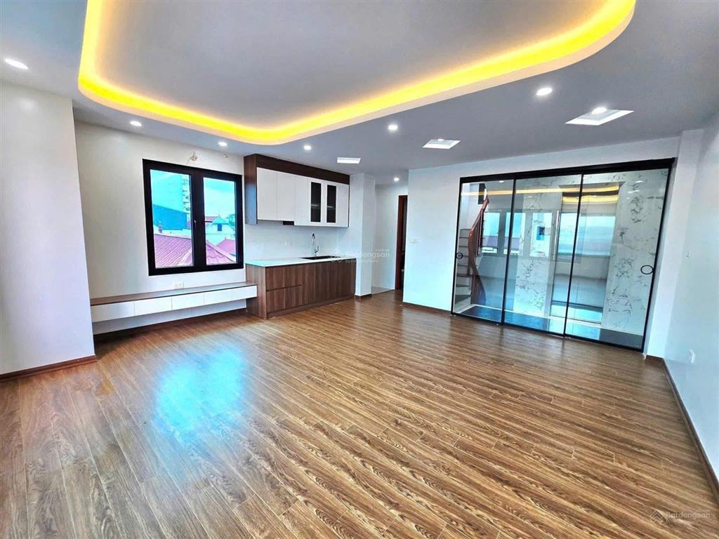 Cho thuê nhà đội cấn  ba đình  80m2  6t  thang máy  thông sàn  ô tô đỗ cửa  45tr/th
