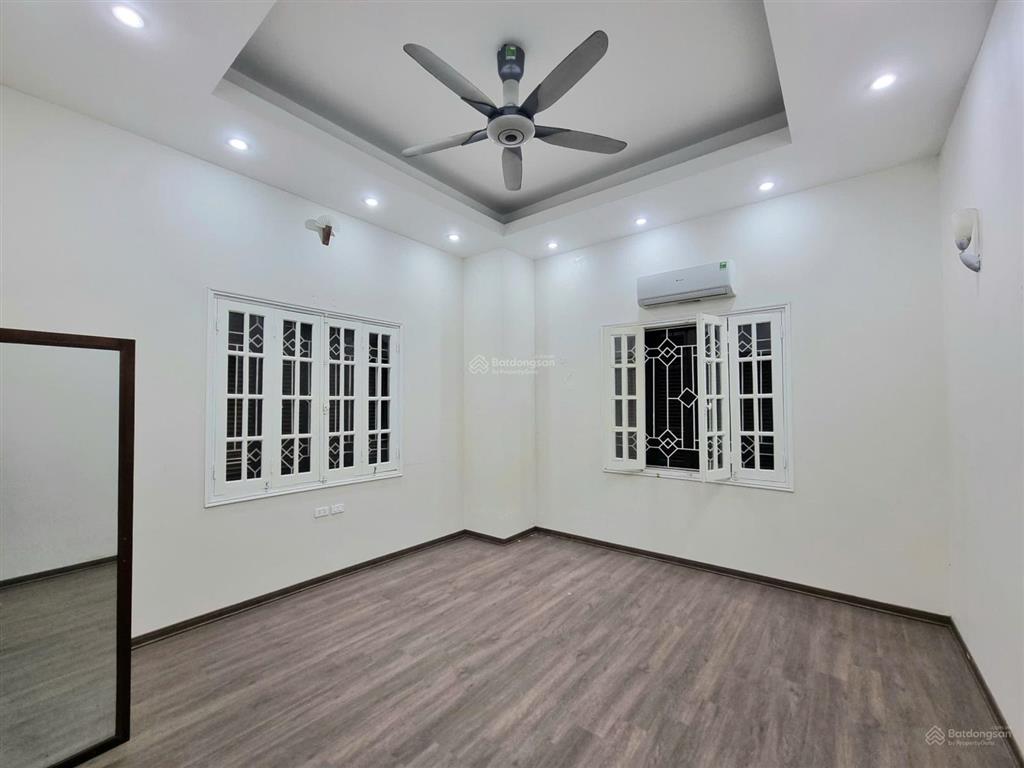 Cho thuê nhà nguyễn chí thanh  láng  đống đa  ô tô đỗ cửa  kinh doanh kết hợp ở  15tr